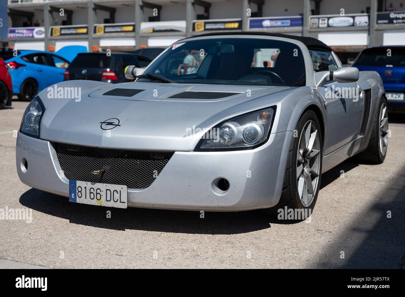 Una vista frontale dell'auto sportiva a due posti Opel Speedster color argento Foto Stock