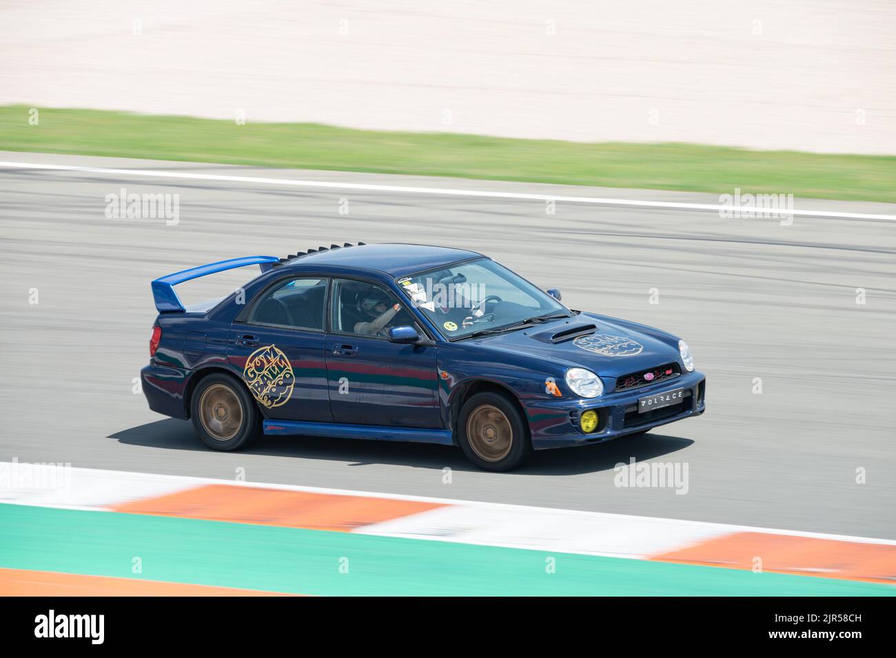 Un Subaru Impreza seconda generazione di fari rotondi pre-restyling in esecuzione sulla pista di gara Foto Stock