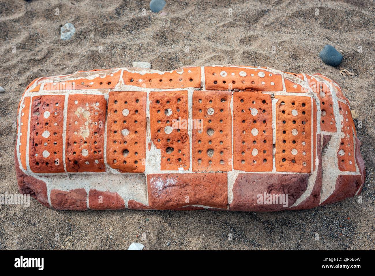 Una sezione di muro di mattoni rossi eroso dal mare nel corso dei decenni su Spurn Head, East Yorkshire, Regno Unito Foto Stock