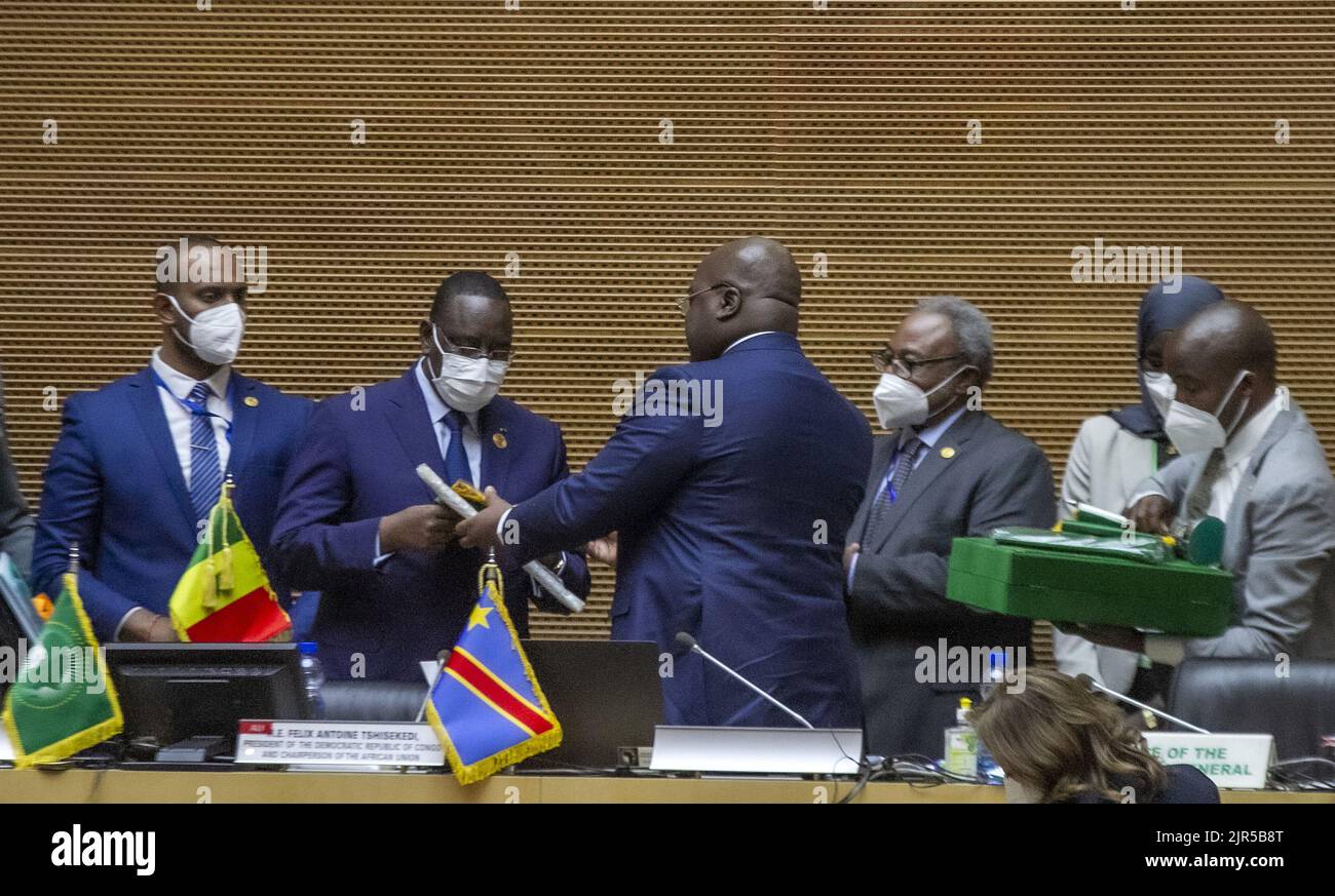 Il Presidente della Repubblica Democratica del Congo e il Presidente uscente dell'Unione Africana, Etienne Tshisekedi (L), dando i simboli del potere al suo successore a capo dell'organizzazione, Macky Sall del Senegal (L) durante l'apertura della 35th Assemblea generale dei capi di Stato e di governo dell'Unione africana, il 05 febbraio 2022, presso la sede dell'Unione africana (UA) Foto Stock