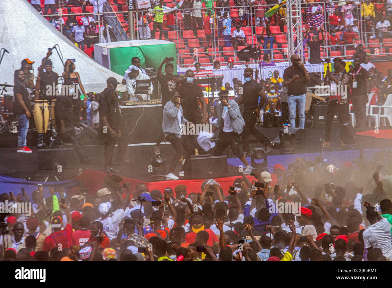 La folla durante lo spettacolo del gruppo hip-hop nigeriano P-Square alla celebrazione del bicentenario della Liberia il 14 febbraio 2022 a Monrovia Foto Stock