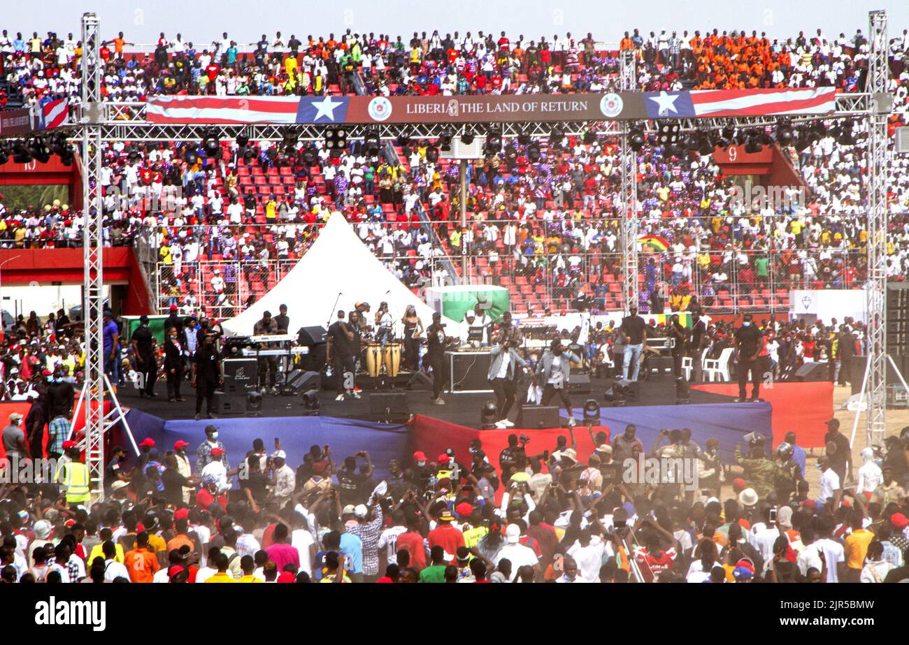 La folla durante lo spettacolo del gruppo hip-hop nigeriano P-Square alla celebrazione del bicentenario della Liberia il 14 febbraio 2022 a Monrovia Foto Stock