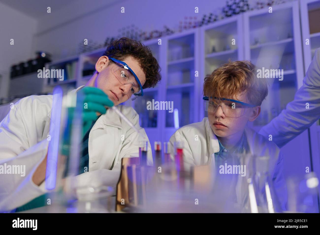 Studenti di scienza che fanno esperimenti chimici in laboratorio presso l'università. Foto Stock