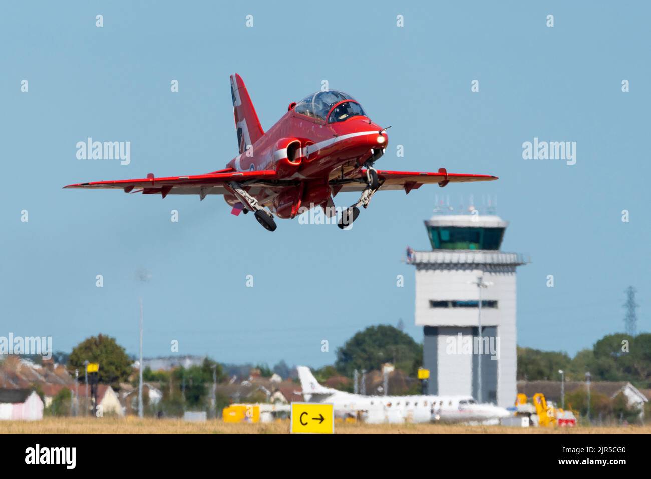 Royal Air Force Red Arrows BAe Hawk jet plane che parte dall'aeroporto Southend di Londra per essere esposto all'Eastbourne Airshow. Arrampicata. Foto Stock