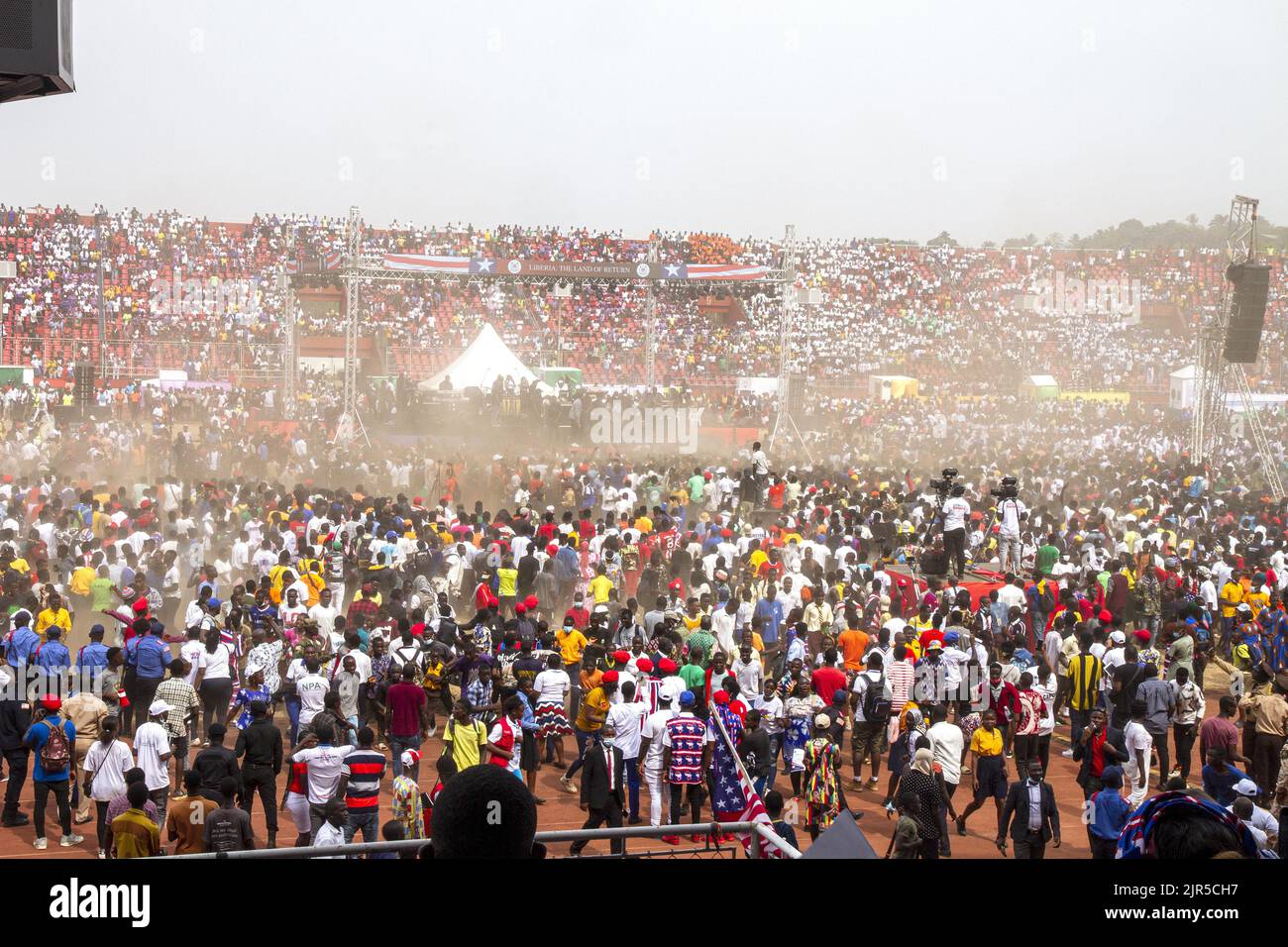La folla durante lo spettacolo del gruppo hip-hop nigeriano P-Square alla celebrazione del bicentenario della Liberia il 14 febbraio 2022 a Monrovia. Il paese dell'Africa occidentale è stato fondato come colonia nel 1822 dagli ex schiavi americani. Foto Stock