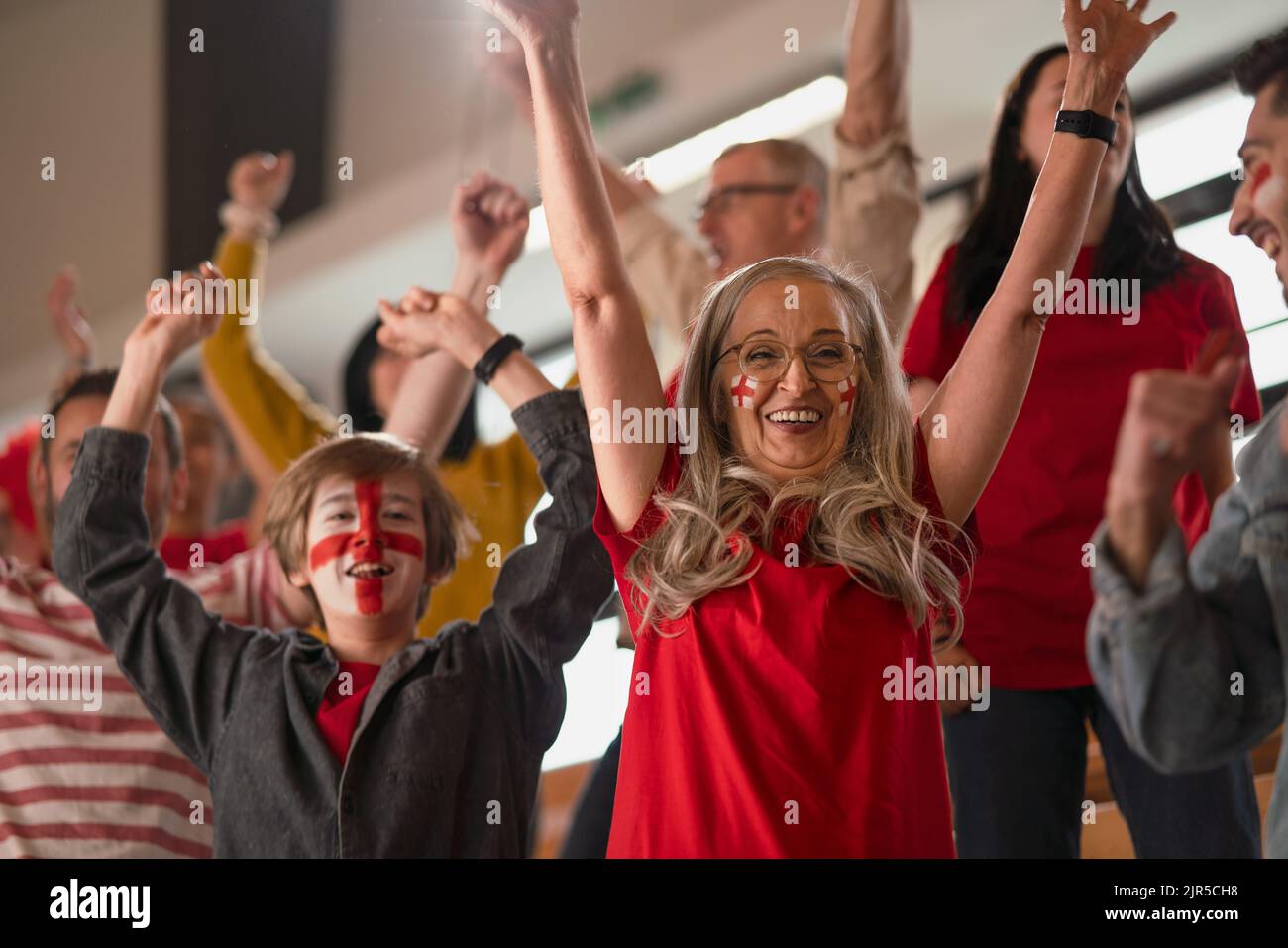 Gli entusiasti appassionati di calcio suppone la squadra nazionale inglese nella partita di calcio dal vivo allo stadio. Foto Stock