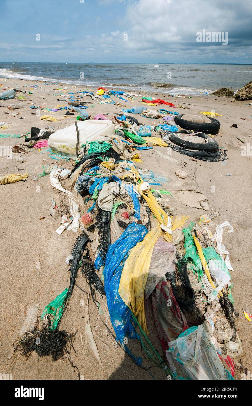 Un mucchio di spazzatura che trascina su una spiaggia a Libreville, 11 agosto 2019. La capitale del Gabon ha un problema di raccolta ricorrente di rifiuti e l'incivismo della popolazione. Foto Stock