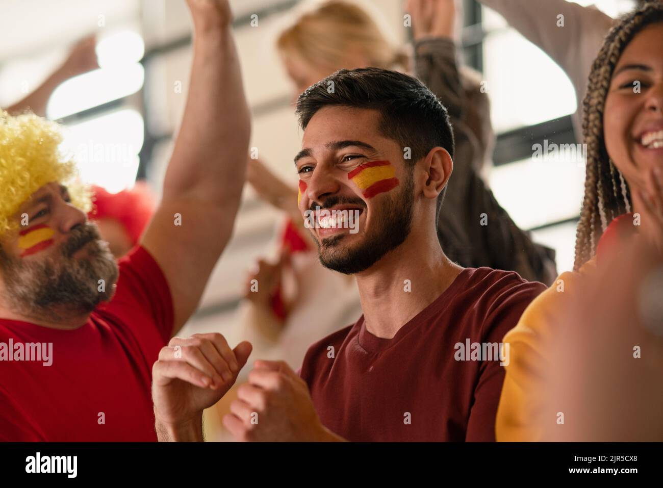 Gli entusiasti appassionati di calcio supporranno la squadra nazionale spagnola nella partita di calcio dal vivo allo stadio. Foto Stock