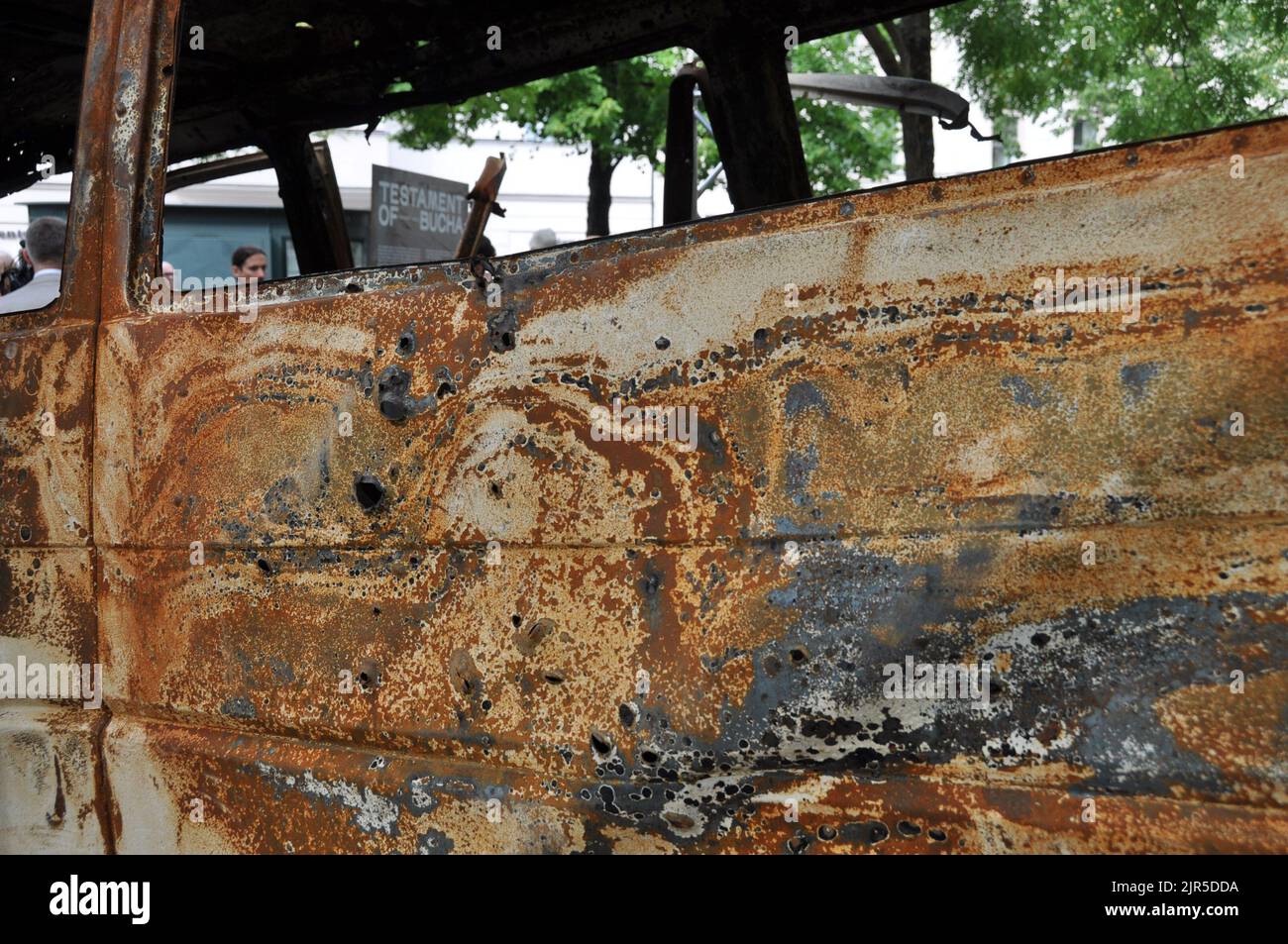 Berlino, Germania. 22nd ago, 2022. La mostra intitolata Testament of Buha è iniziata il 22 agosto 2022 a Berlino, in Germania. L'auto in cui i soldati russi hanno ucciso tre donne e una ragazza cercando di fuggire in sicurezza a Buca, Ucraina, è in mostra sul viale Kurfurstendamm. Credit: Ales Zapotocky/CTK Photo/Alamy Live News Foto Stock