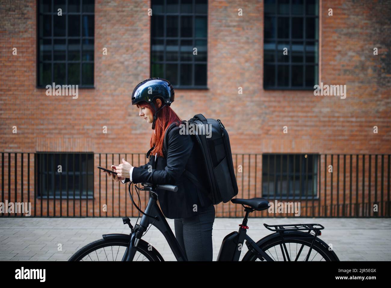 Ritratto di uomo d'affari commuter sulla strada per lavorare con la bicicletta, concetto di stile di vita sostenibile. Foto Stock