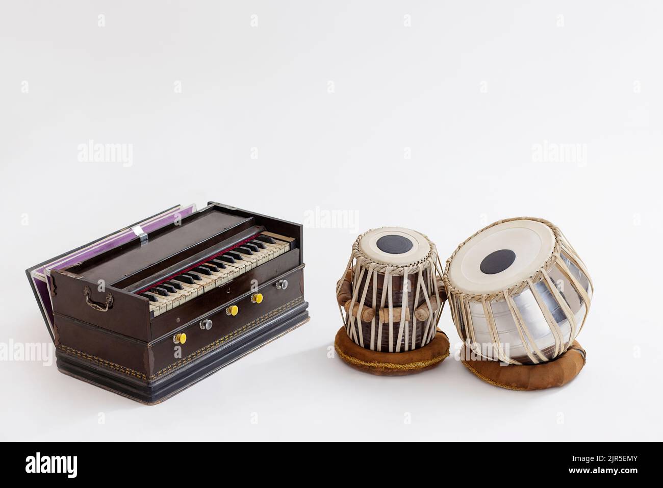 Ritratto degli strumenti musicali tradizionali classici indiani che consiste in Tabla e Harmonium Foto Stock