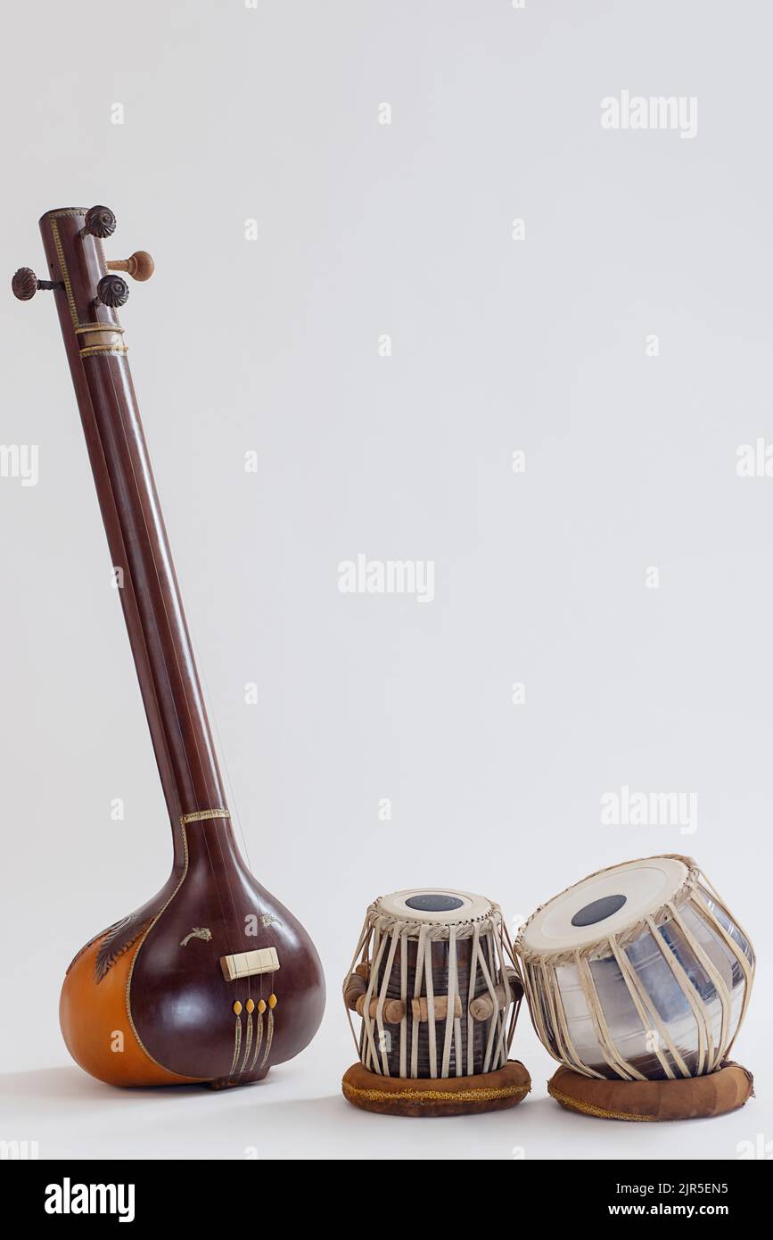 Ritratto degli strumenti musicali tradizionali classici indiani che consiste in Tabla e tanpura Foto Stock