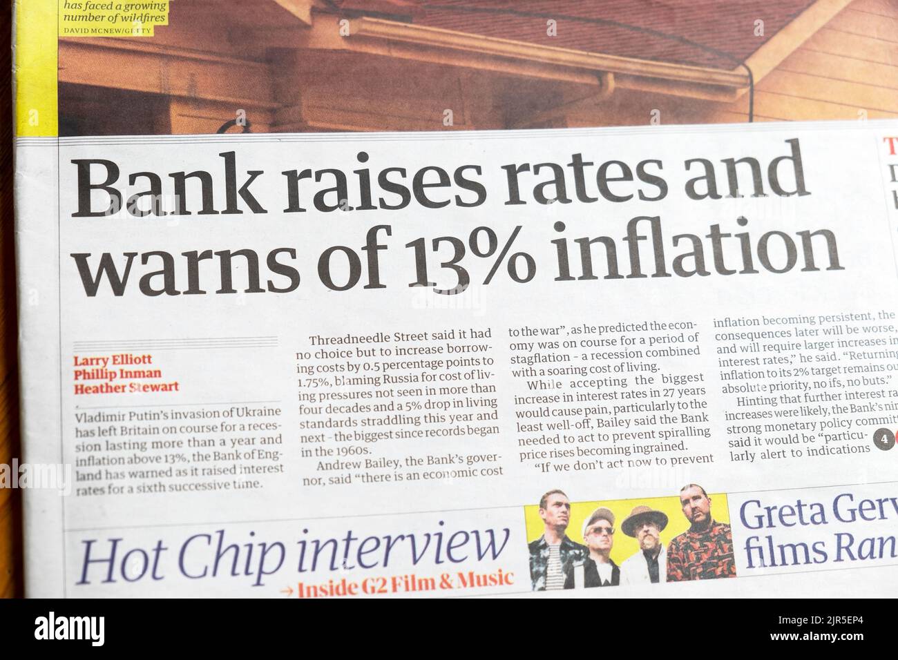 'Banca alza i tassi e avverte di inflazione del 13%' Guardian giornale headline clipping articolo finanziario 5 agosto 2022 Londra Inghilterra Regno Unito Gran Bretagna Foto Stock
