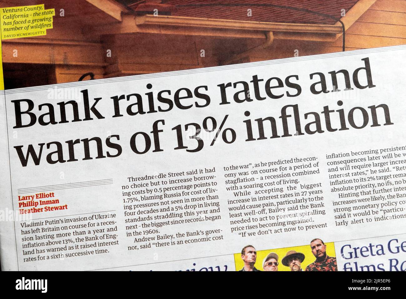 'Banca alza i tassi e avverte di inflazione del 13%' Guardian giornale headline clipping articolo finanziario 5 agosto 2022 Londra Inghilterra Regno Unito Gran Bretagna Foto Stock