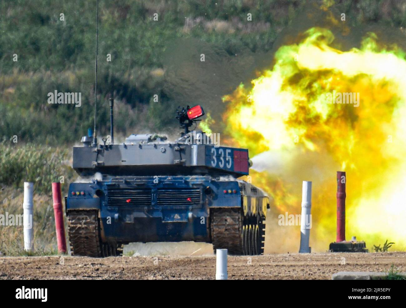 MOSCA, 22 agosto 2022 (Xinhua) -- la squadra cinese partecipa al biathlon del carro armato dei Giochi internazionali dell'esercito 2022 presso il campo di addestramento di Alabino nella regione di Mosca, Russia, 21 agosto 2022. I singoli del biathlon carro armato ai Giochi internazionali dell'esercito 2022 in corso si sono conclusi domenica in un sobborgo di Mosca, con la squadra cinese che ha partecipato alle semifinali. La squadra cinese si è classificata al secondo posto in termini di prestazioni complessive dopo aver terminato tutte le singole. (Foto di Alexander Zemlianichenko Jr/Xinhua) Foto Stock