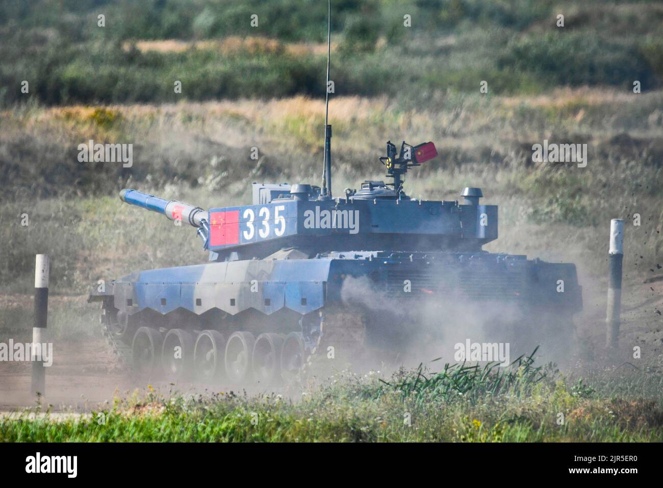MOSCA, 22 agosto 2022 (Xinhua) -- la squadra cinese partecipa al biathlon del carro armato dei Giochi internazionali dell'esercito 2022 presso il campo di addestramento di Alabino nella regione di Mosca, Russia, 21 agosto 2022. I singoli del biathlon carro armato ai Giochi internazionali dell'esercito 2022 in corso si sono conclusi domenica in un sobborgo di Mosca, con la squadra cinese che ha partecipato alle semifinali. La squadra cinese si è classificata al secondo posto in termini di prestazioni complessive dopo aver terminato tutte le singole. (Foto di Alexander Zemlianichenko Jr/Xinhua) Foto Stock