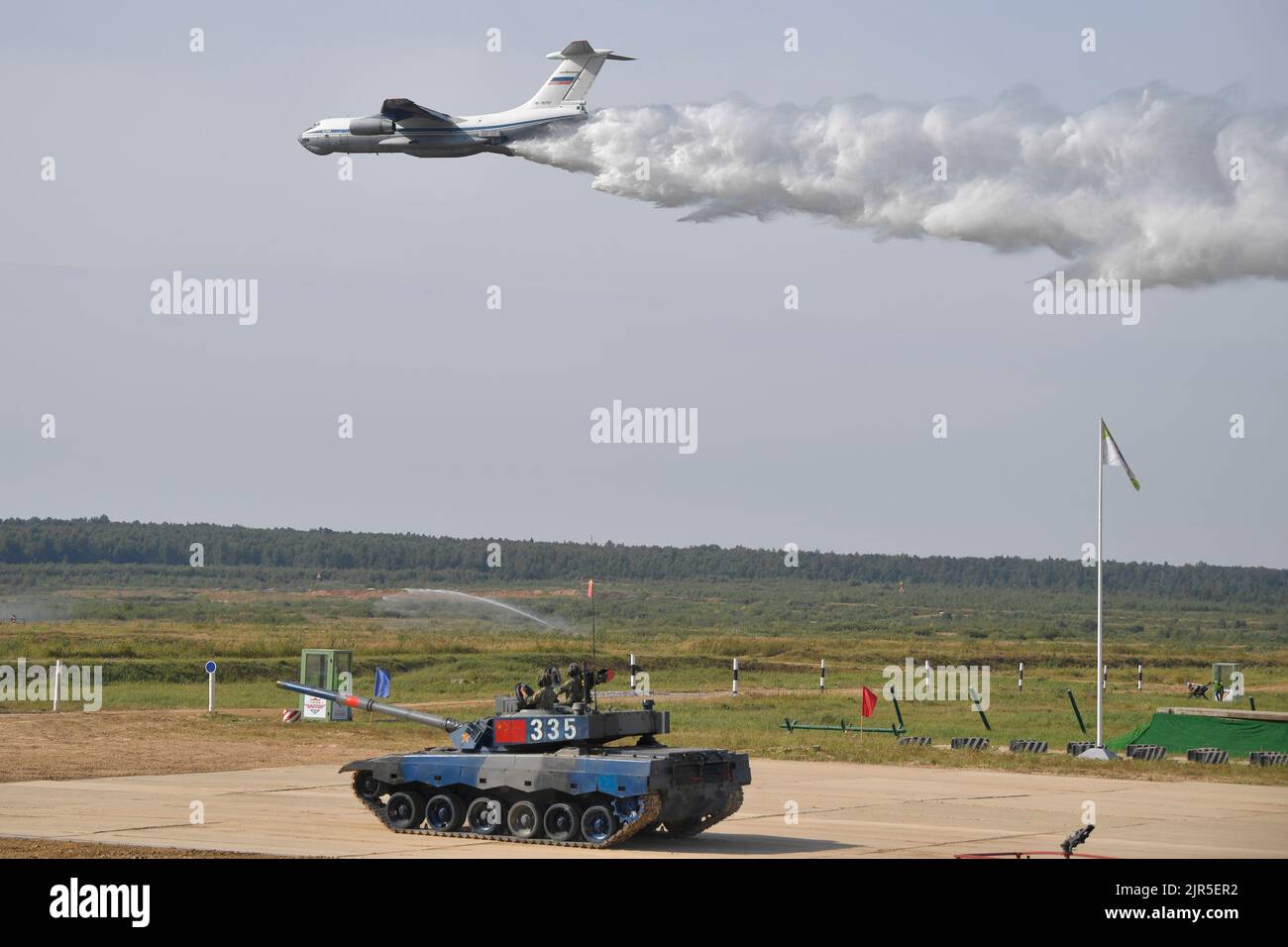 MOSCA, 22 agosto 2022 (Xinhua) -- la squadra cinese partecipa al biathlon del carro armato dei Giochi internazionali dell'esercito 2022 presso il campo di addestramento di Alabino nella regione di Mosca, Russia, 21 agosto 2022. I singoli del biathlon carro armato ai Giochi internazionali dell'esercito 2022 in corso si sono conclusi domenica in un sobborgo di Mosca, con la squadra cinese che ha partecipato alle semifinali. La squadra cinese si è classificata al secondo posto in termini di prestazioni complessive dopo aver terminato tutte le singole. (Foto di Alexander Zemlianichenko Jr/Xinhua) Foto Stock