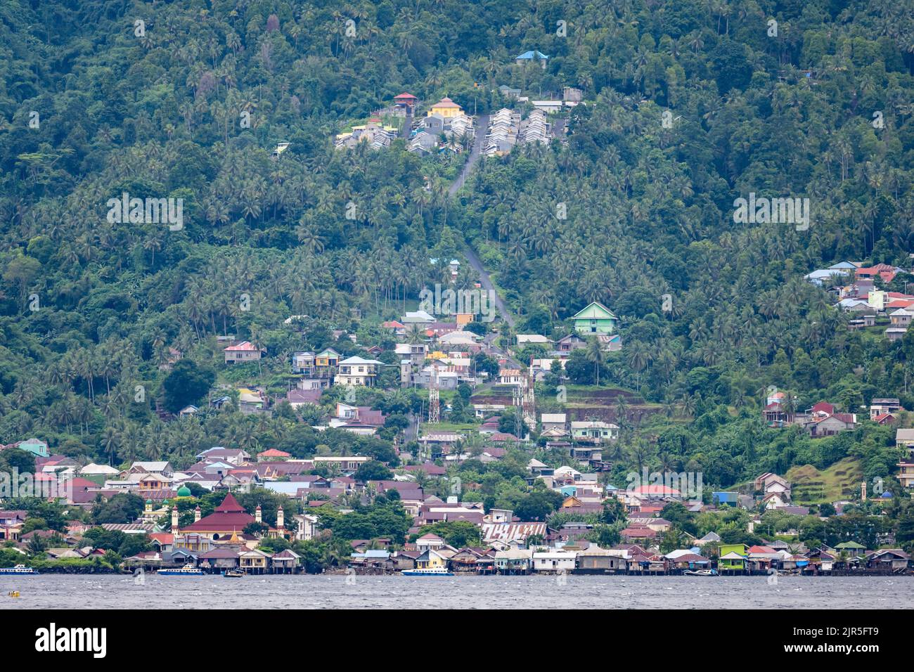 La città di Kota Ternate è situata su un'isola vulcanica. Maluku settentrionale, Indonesia. Foto Stock