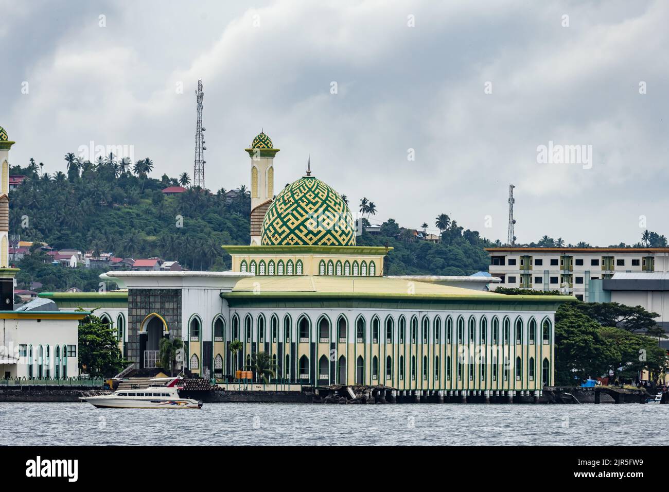 Masjid Raya al Munawwar, una grande moschea che sorge sul mare a Kota Ternate. Isola di Ternate, Maluku Nord, Indonesia. Foto Stock