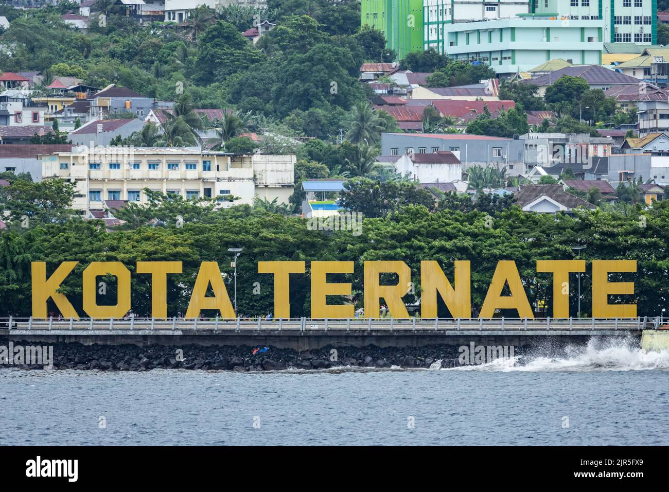 Grande segno di Kota Ternate ai piedi della città. Isola di Ternate, Maluku del Nord, Indonesia. Foto Stock