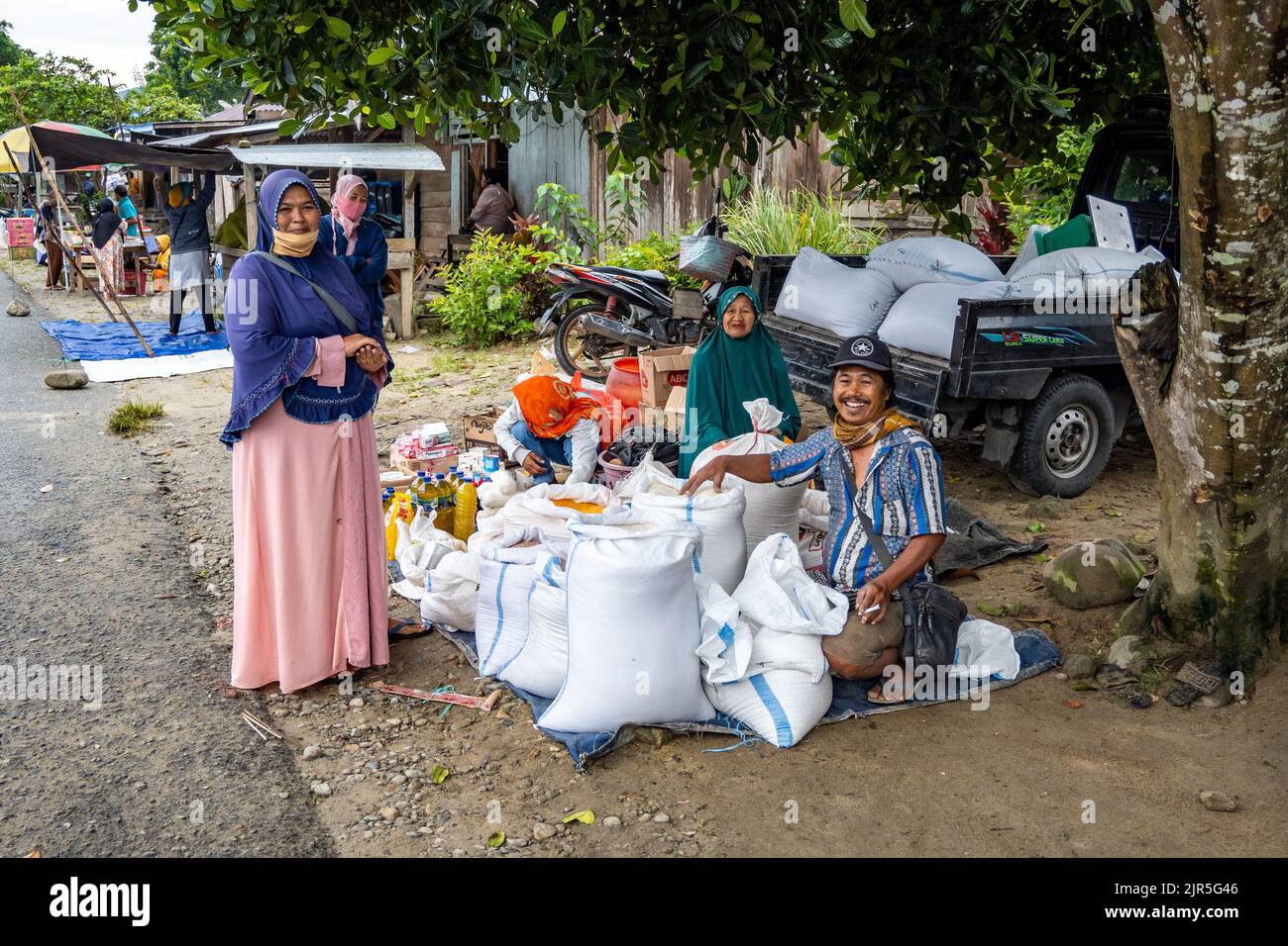 Venditori e acquirenti in un mercato di villaggio. Sulawesi, Indonesia. Foto Stock
