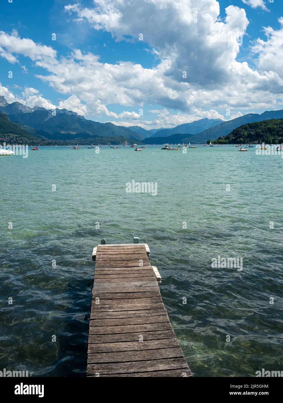 Pontone sul lago di Annecy Haute-Savoie Francia Foto Stock
