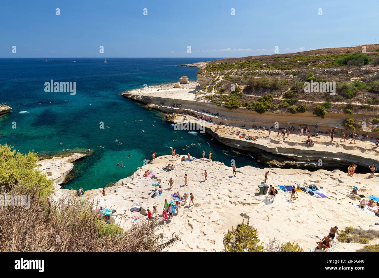 La piscina di San Pietro è una delle più belle e splendide piscine naturali di Malta e si trova vicino a Marsaxlokk, sulla punta di Delimara P. Foto Stock