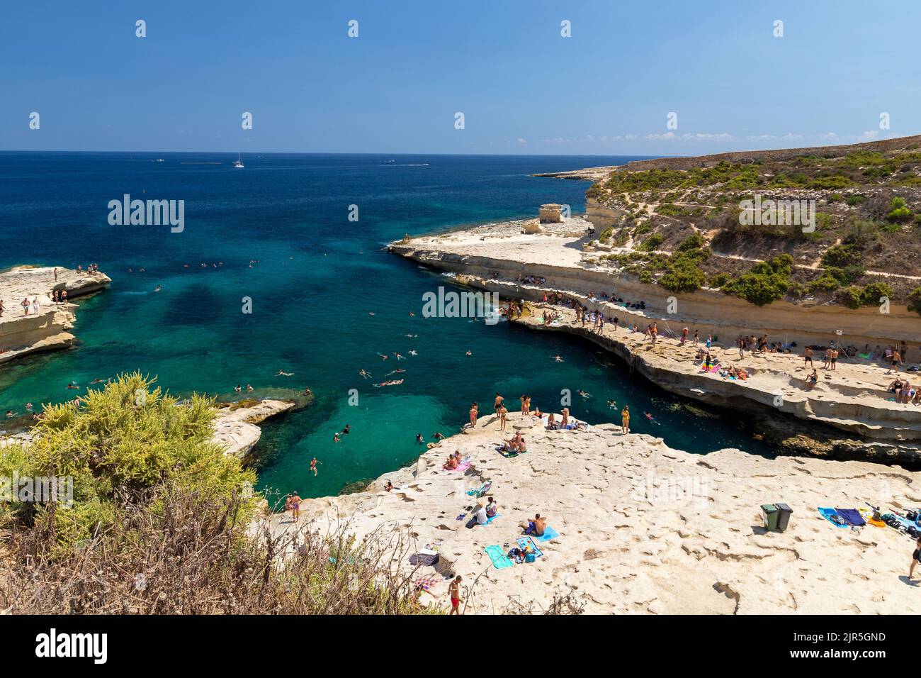 La piscina di San Pietro è una delle più belle e splendide piscine naturali di Malta e si trova vicino a Marsaxlokk, sulla punta di Delimara P. Foto Stock