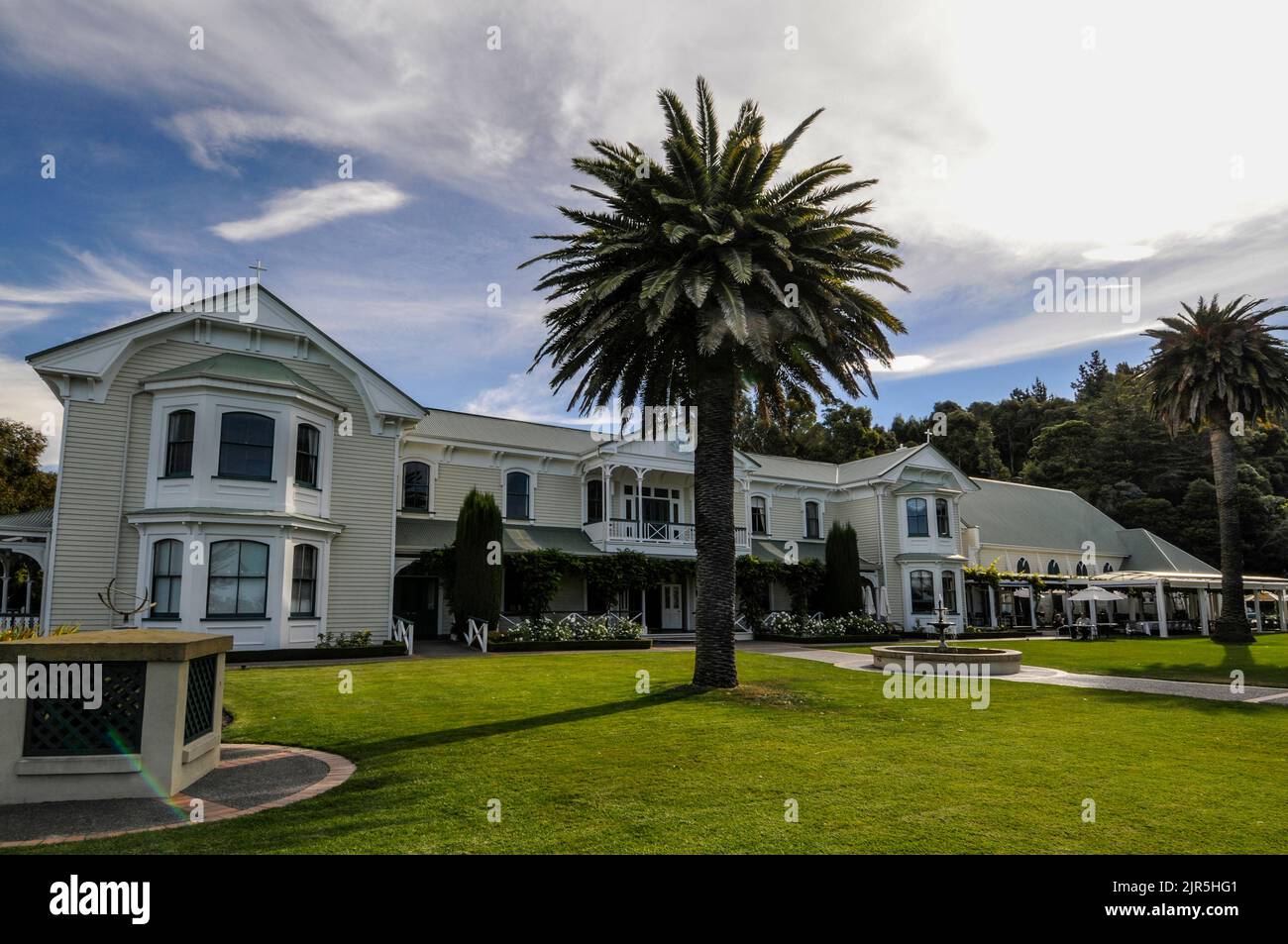 Nei grandi giardini che circondano la più antica azienda vinicola e luogo di nascita della Nuova Zelanda, la Mission Estate a Napier, Hawkes Bay sull'Isola del Nord. La Missione w Foto Stock