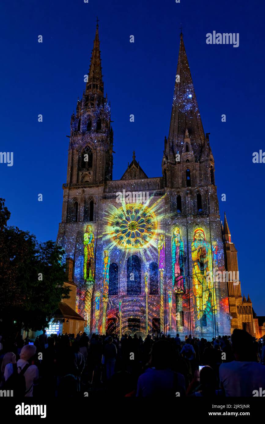Chartres Francia. La Cattedrale illuminata di notte Foto Stock