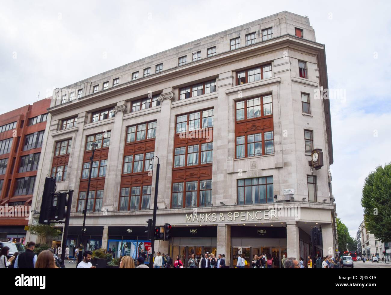 Londra, Regno Unito. 22nd agosto 2022. Marks & Spencer sono impostati su Passi pure con il loro piano di demolire e ricostruire il negozio su Oxford Street. Gli oppositori dicono che il progetto rilascerà decine di migliaia di tonnellate di carbonio nell'atmosfera, e che un rinnovamento piuttosto che una demolizione definitiva sarebbe una soluzione migliore. Credit: Vuk Valcic/Alamy Live News Foto Stock