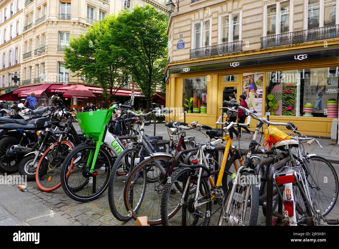 Biciclette parcheggiate casualmente lungo rue Vieille du Temple, 4th Arrondissement nel Marais, Parigi, Francia. Foto Stock
