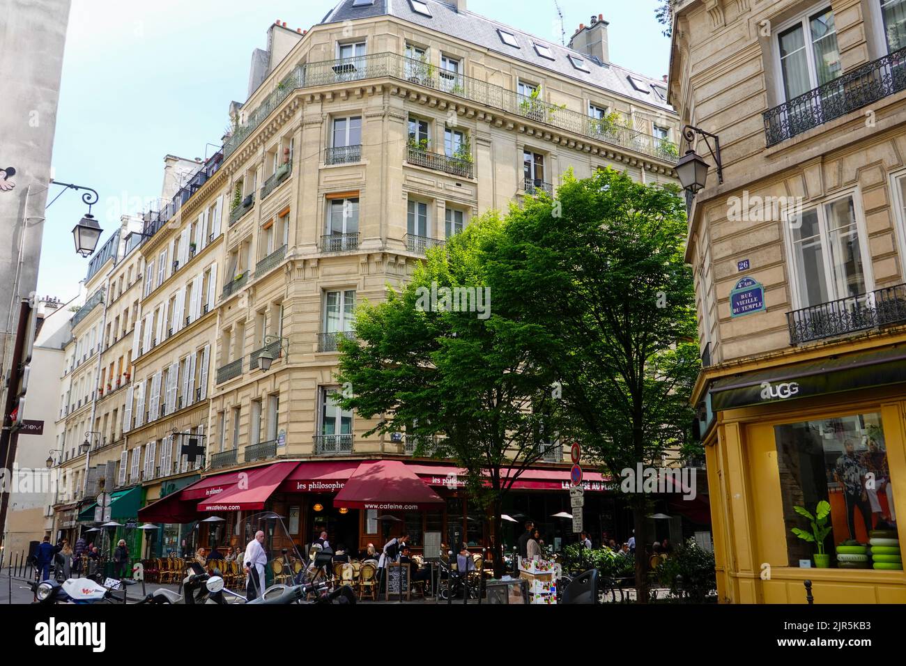 Persone che cenano sulla terrazza del ristorante Les Philosophes nel Marais, 4th Arrondissement, Parigi, Francia. Foto Stock