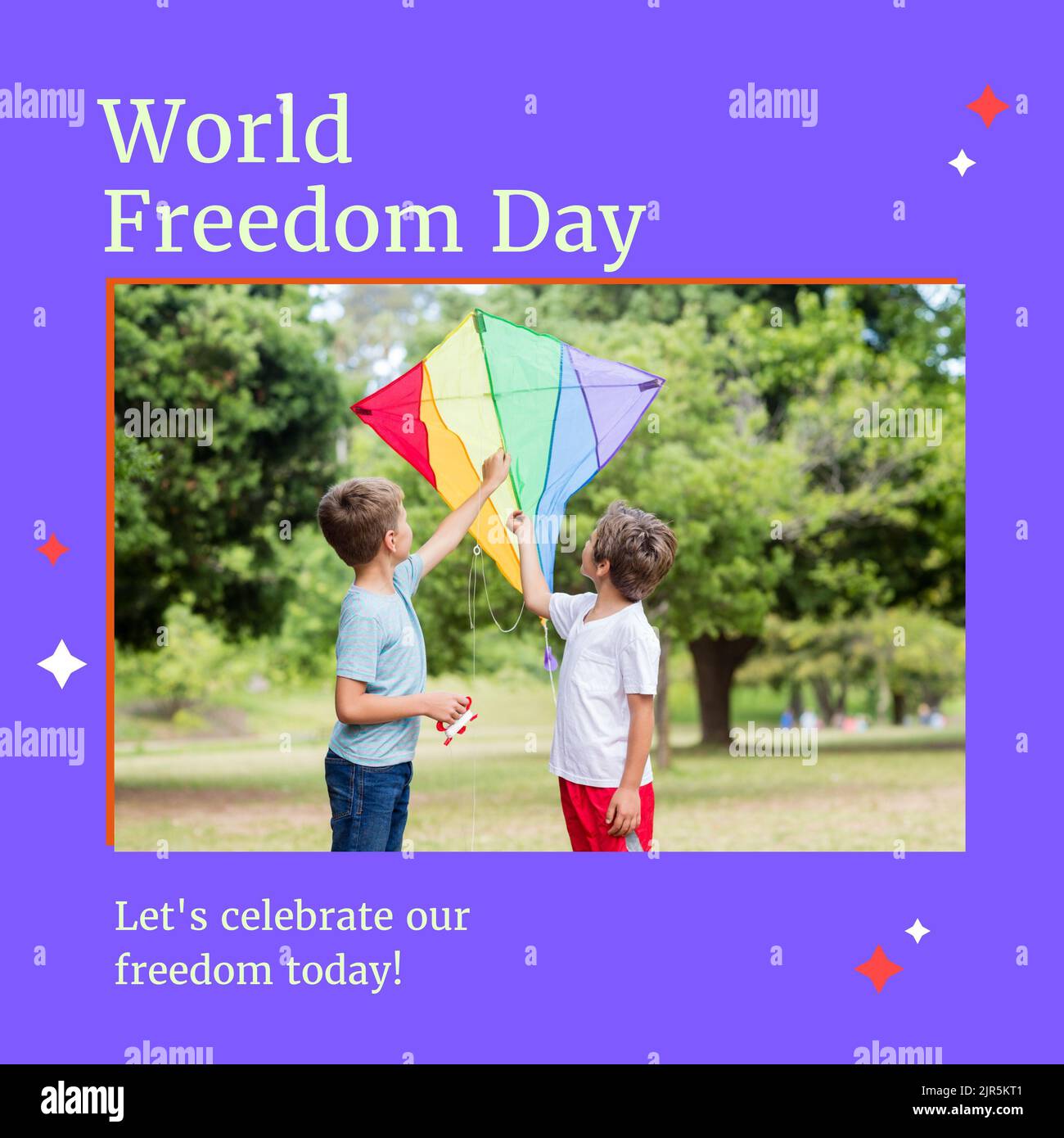 Ragazzi caucasici che volano aquilone colorato nel parco con testo giornata di libertà del mondo in cornice blu, copia spazio Foto Stock