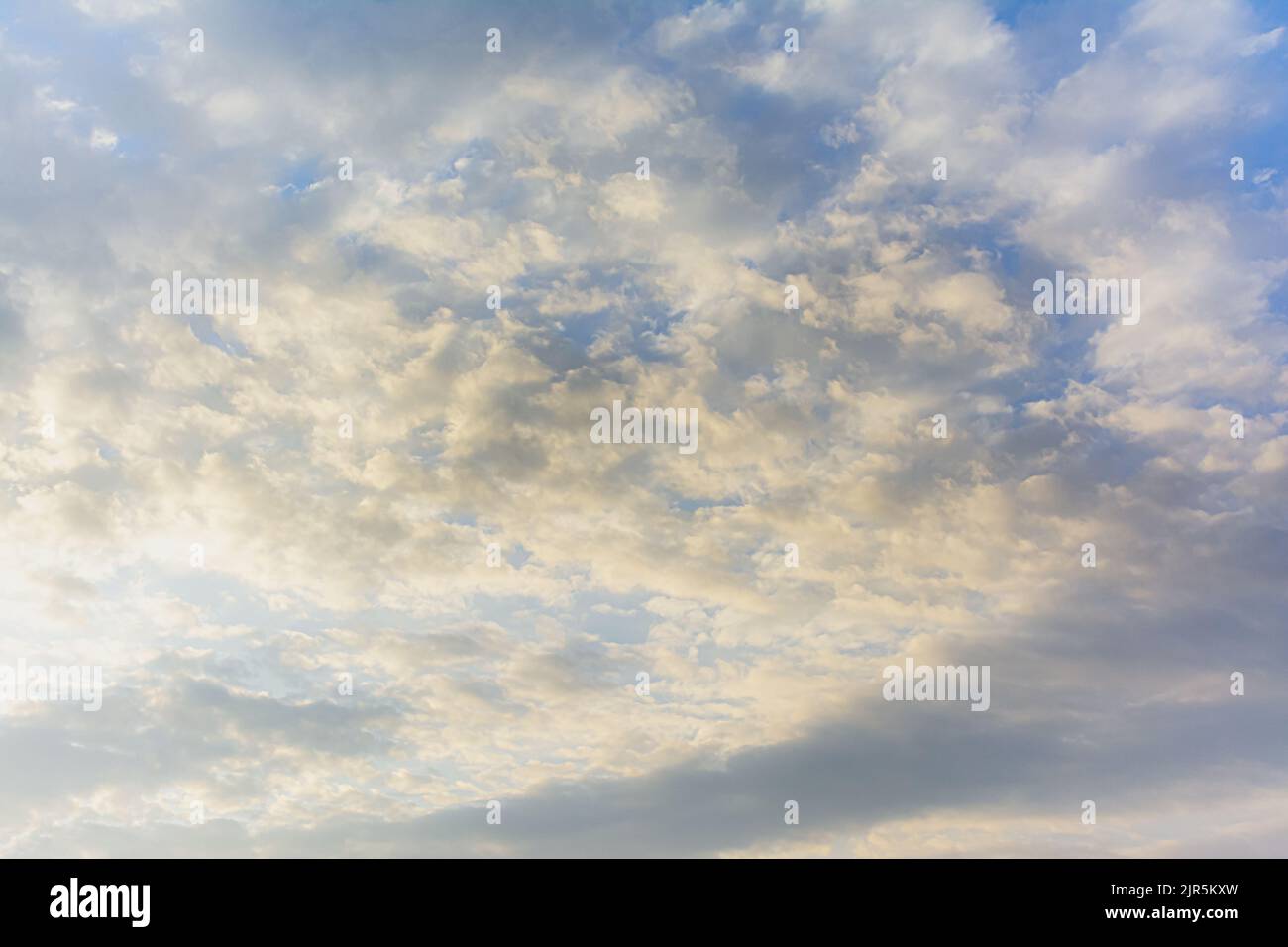 Cielo chiazzato all'alba con riflessi dorati Foto Stock