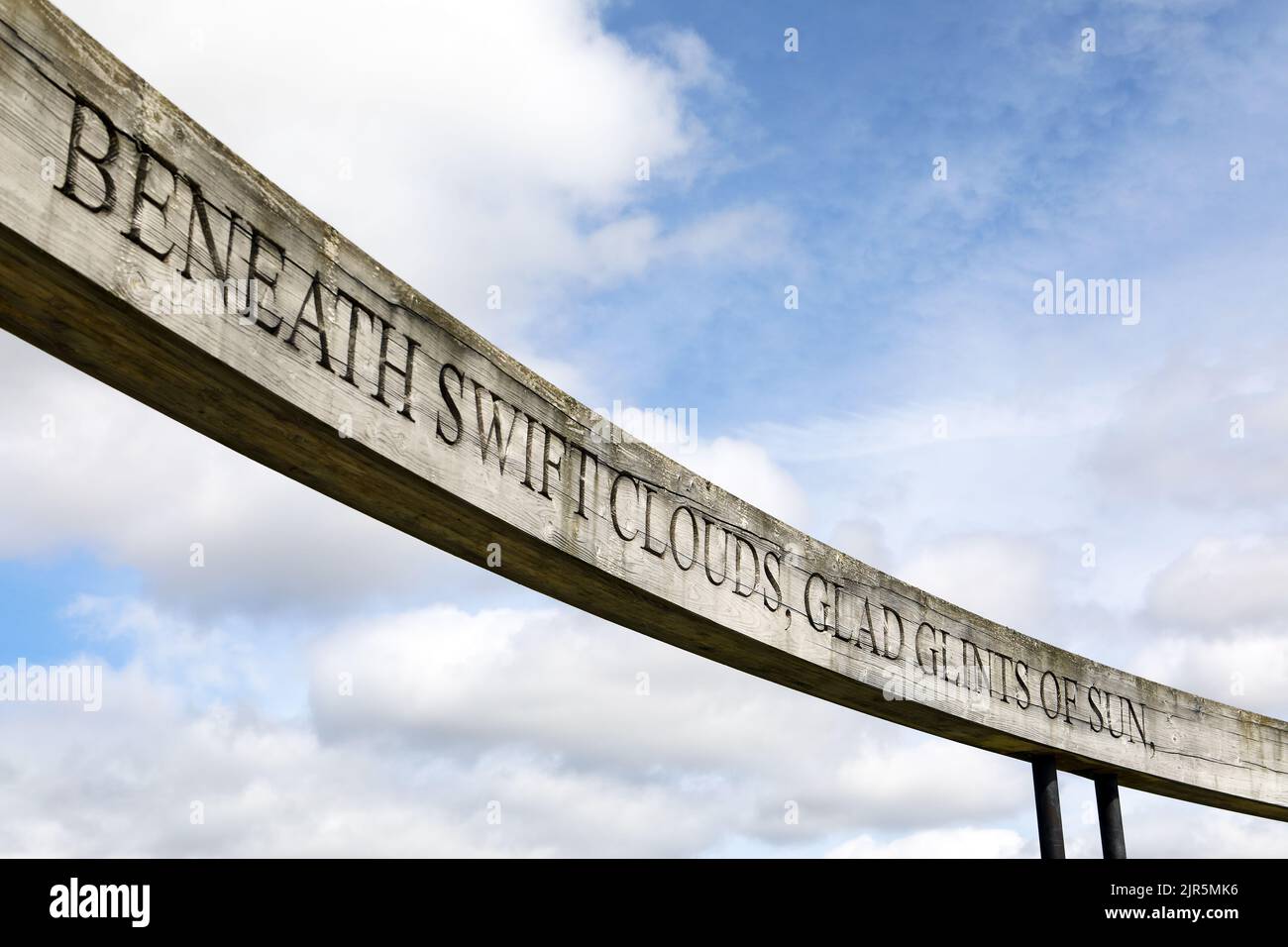 Parole di una poesia di Kathleen Jamie, poeta nazionale per la Scozia, su una rotonda di quercia vicino alla statua di Robert the Bruce a Bannockburn, Stirling Foto Stock