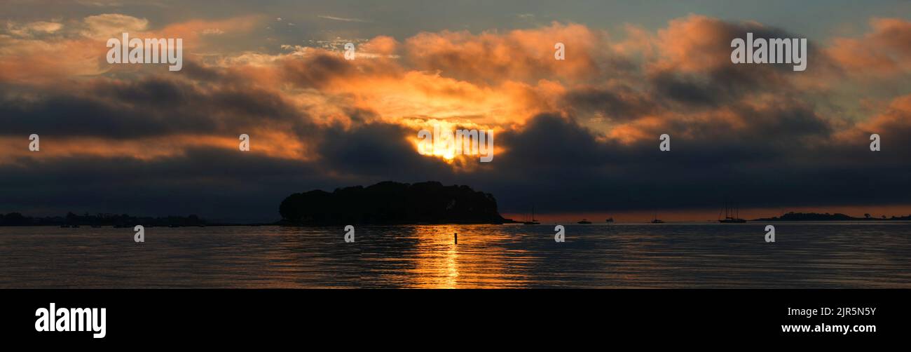 Vista panoramica sulla spiaggia con alba al mattino nuvoloso con spazio copia Foto Stock