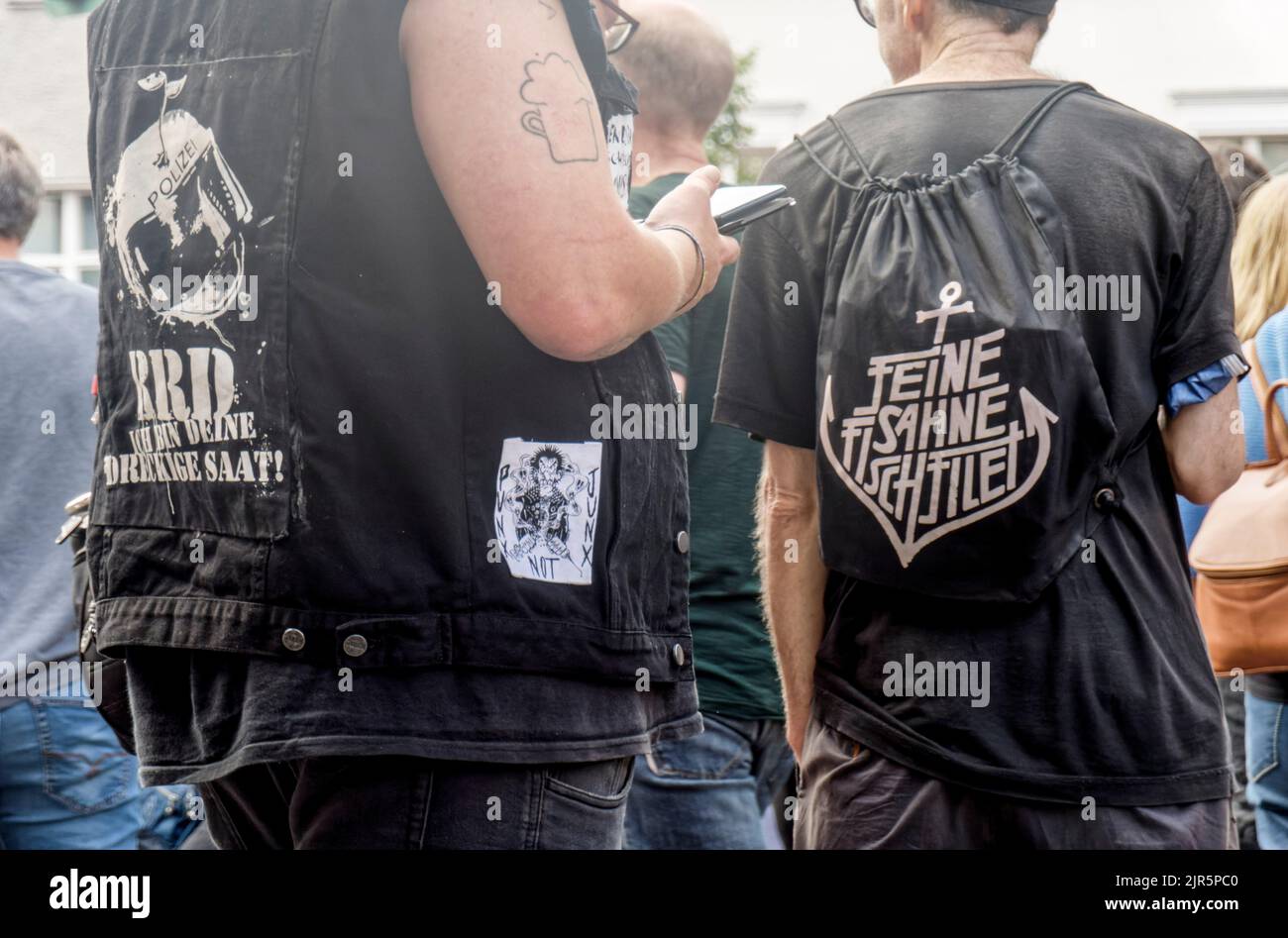 Punks bei der Umbenennungsfeier des Heinrichplatzes a Rio-Reiser-Platz a Berlino-Kreuzberg. Zur Feier mit der Politrockband Ton Steine Scherben kam Foto Stock