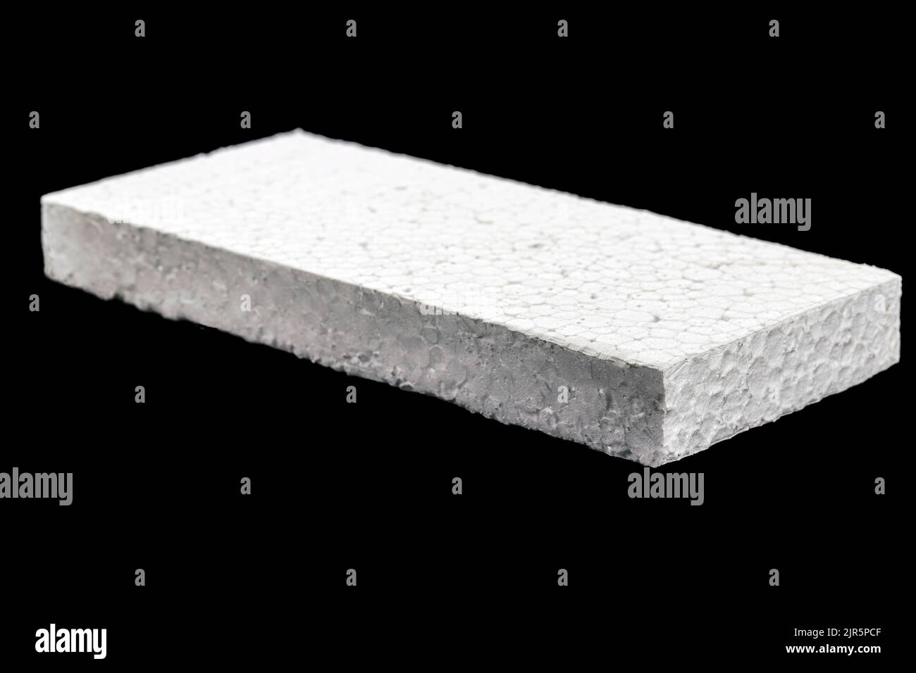 scheda in polistirolo isolata su sfondo nero, materiale in polistirene atossico, resina termoplastica e flessibile, utilizzata nel trasporto, nella costruzione e nella costruzione Foto Stock