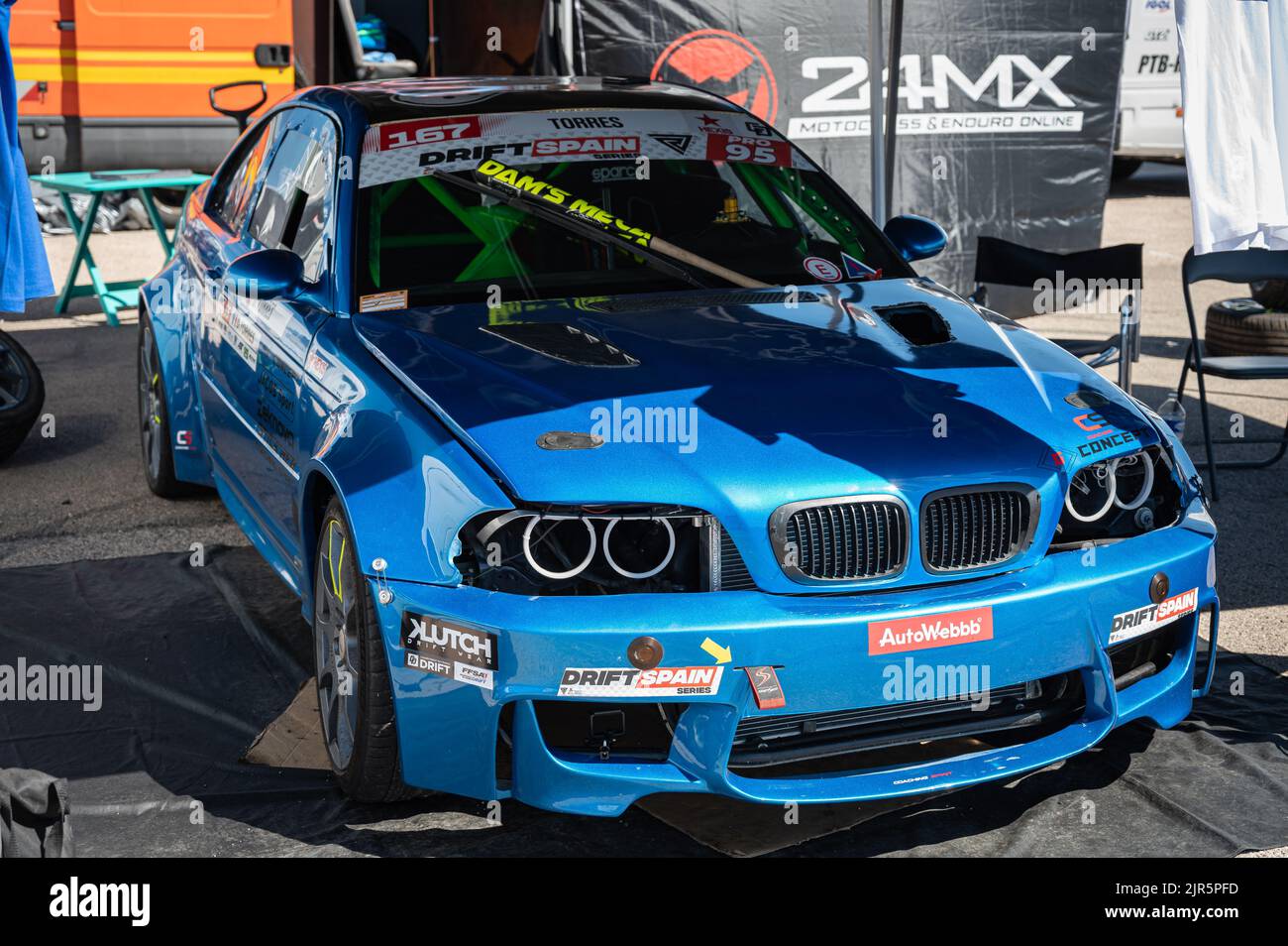 Una BMW E46 blu in fase di messa a punto per le gare di deriva Foto Stock