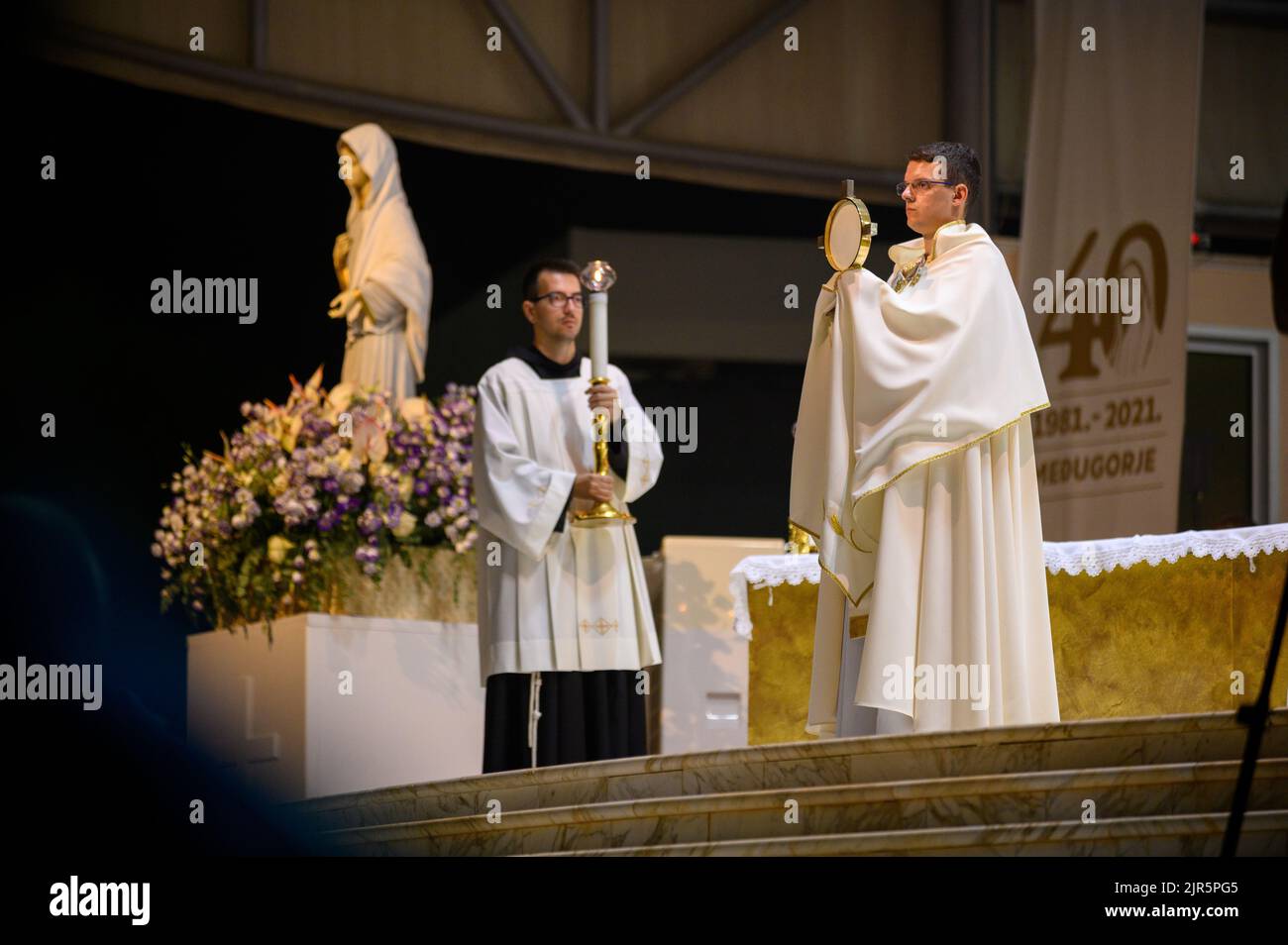 Un sacerdote benedice i fedeli con il Santissimo Sacramento al termine di un adorazione eucaristica a Medjugorje, Bosnia-Erzegovina. Foto Stock