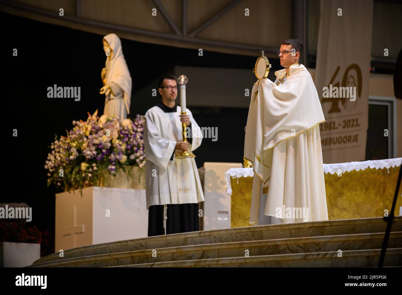 Un sacerdote benedice i fedeli con il Santissimo Sacramento al termine di un adorazione eucaristica a Medjugorje, Bosnia-Erzegovina. Foto Stock