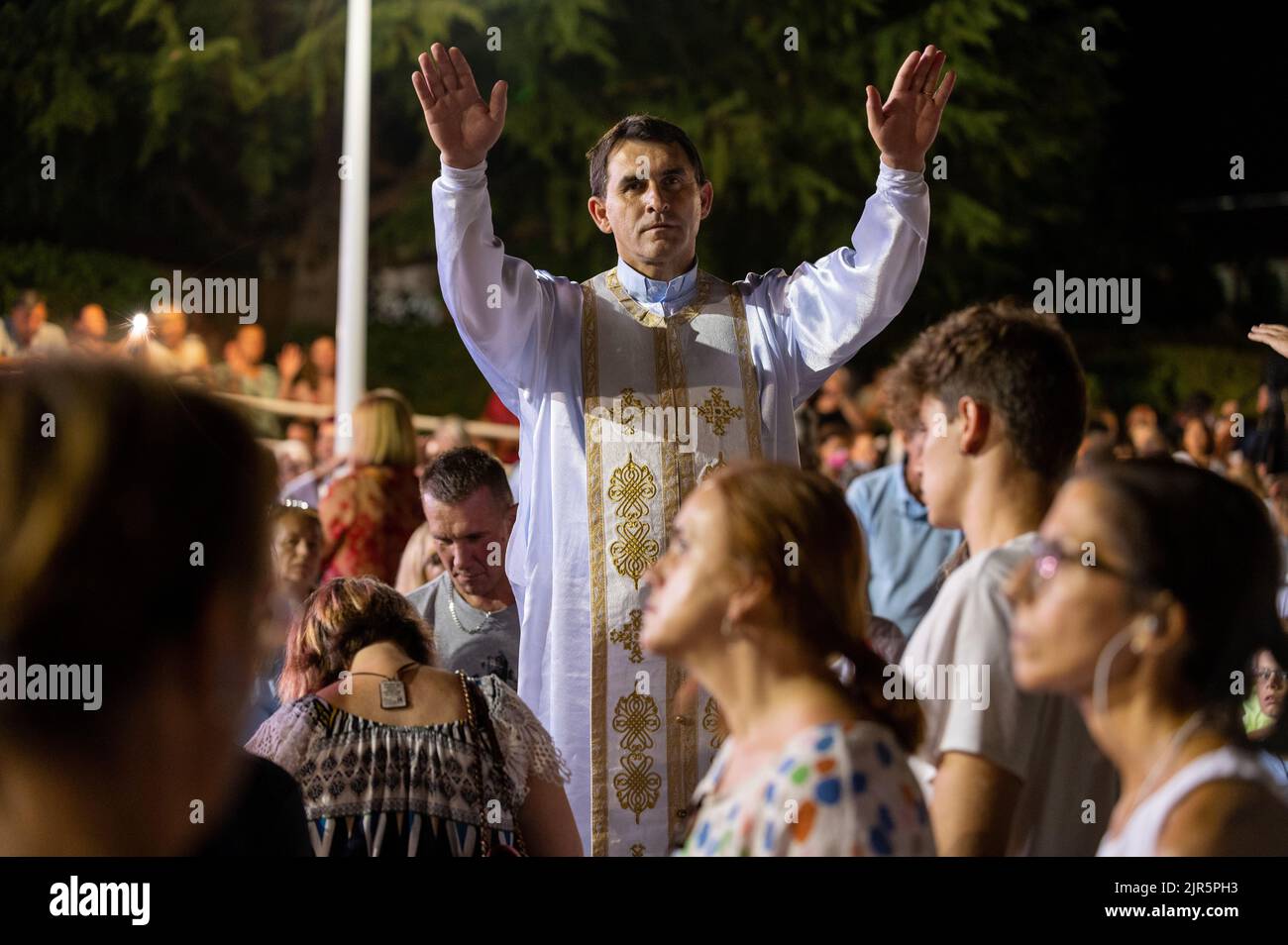 Un sacerdote che prega sui giovani alla conclusione del Mladifest 2021, la festa della gioventù a Medjugorje, Bosnia-Erzegovina. 2021/08/05. Foto Stock
