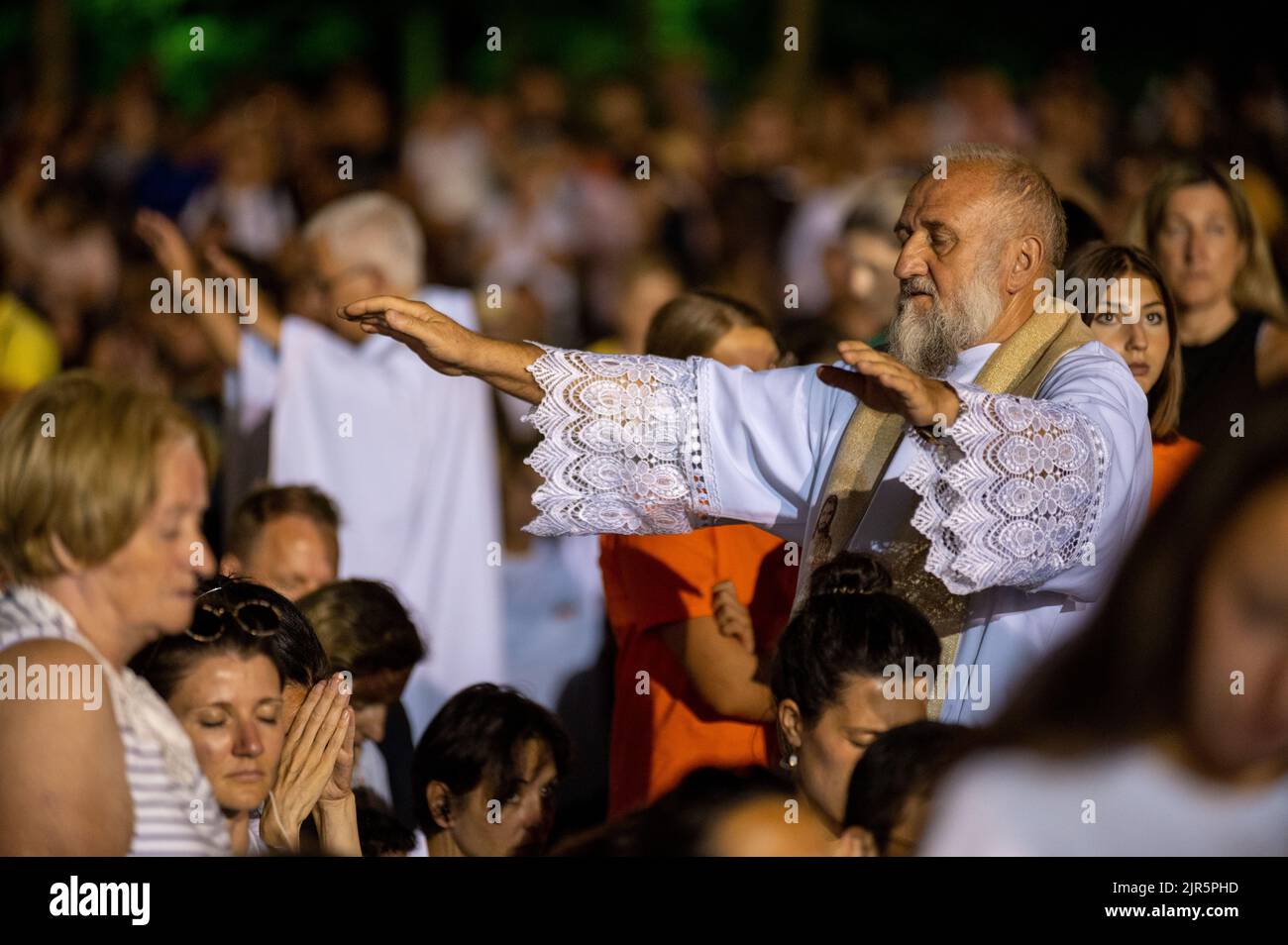 Un sacerdote che prega sui giovani alla conclusione del Mladifest 2021, la festa della gioventù a Medjugorje, Bosnia-Erzegovina. 2021/08/05. Foto Stock