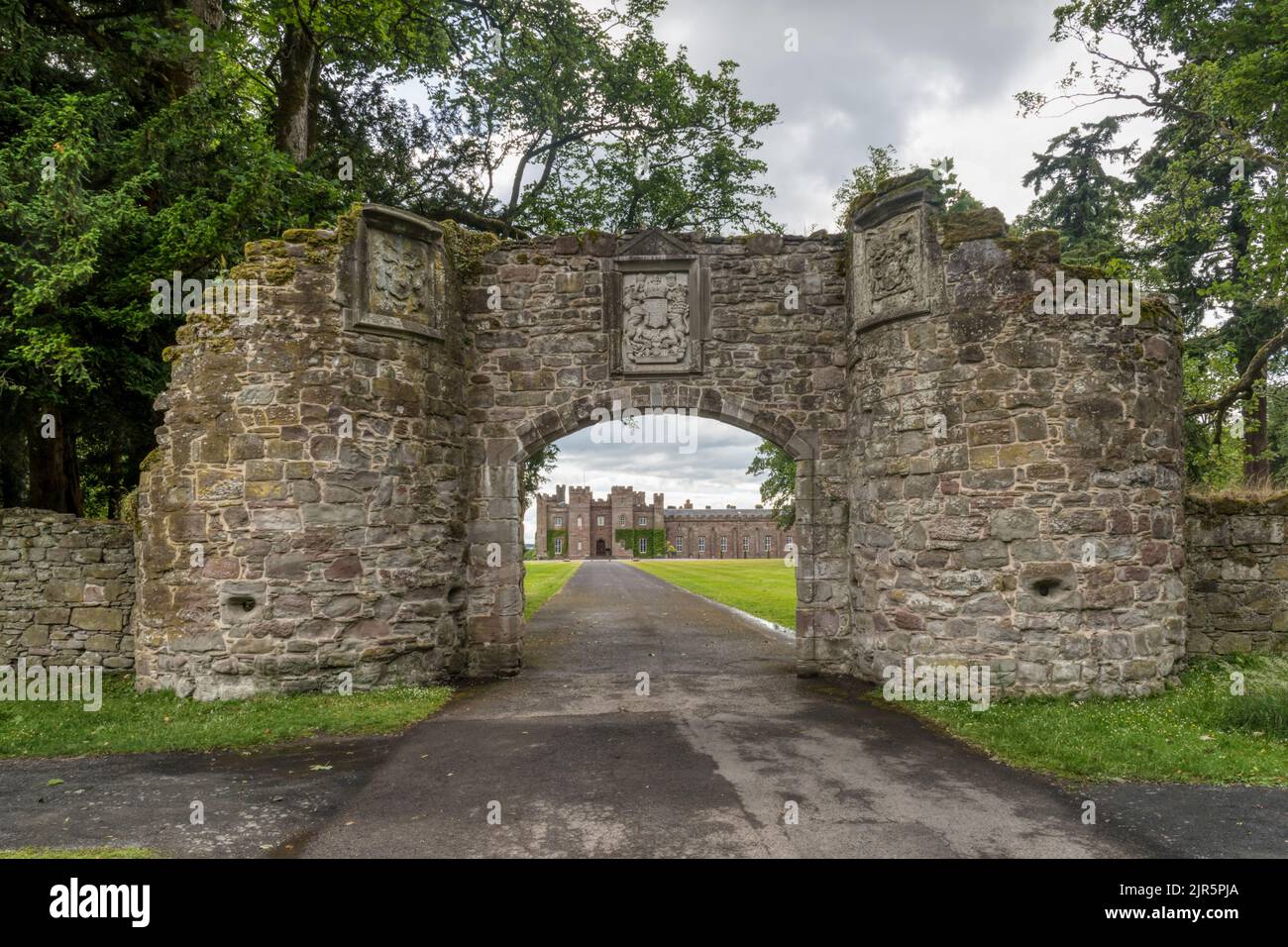 Scone Palace fuori Perth, visto attraverso il restaurato arco del 16th ° secolo dell'ex abbazia agostiniana. Foto Stock