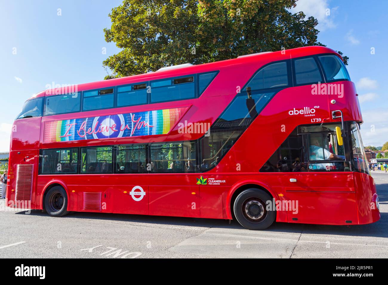 Credo in voi messaggio sul lato di Hybrid CleanerAir per Londra abellio LT39 rosso autobus a due piani Foto Stock