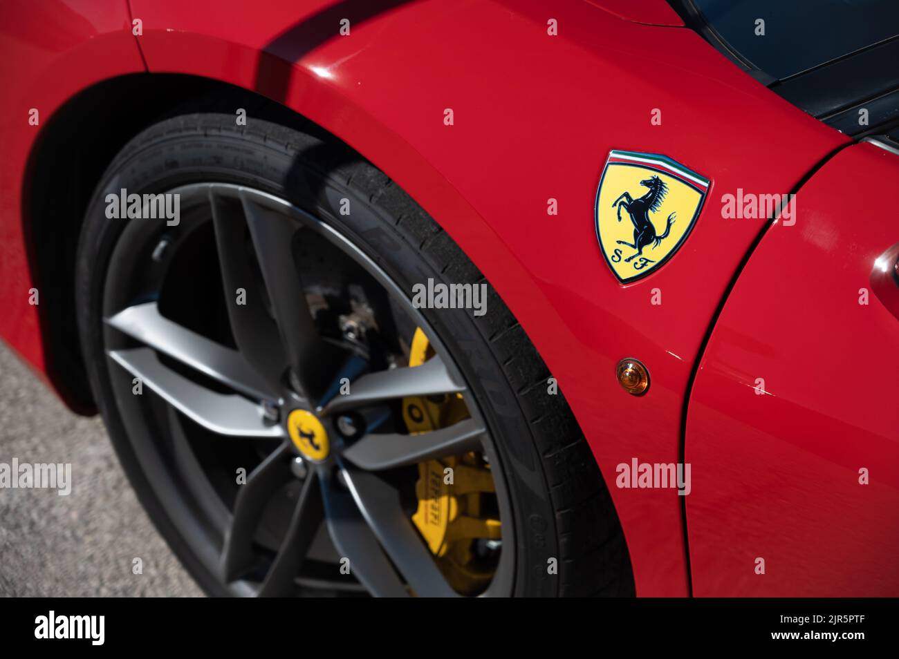 Il logo del cavallo sull'ala anteriore di una Ferrari 488 Foto Stock
