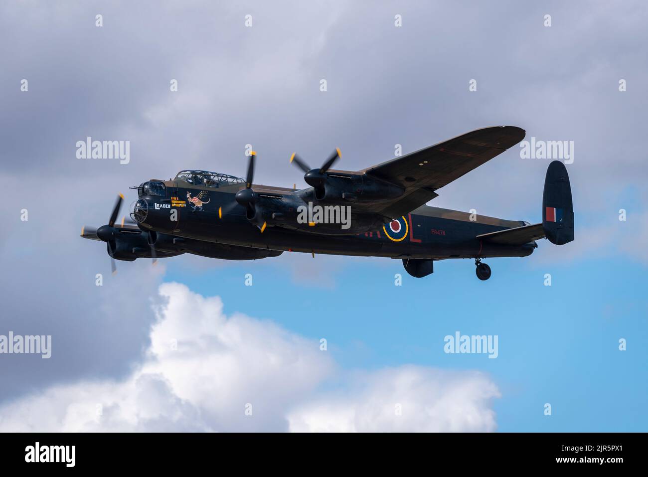 Volo in memoria della RAF Battle of Britain Avro Lancaster che decoltra all'aeroporto Southend di Londra mentre lo usa come base per essere esposto all'Eastbourne Airshow Foto Stock