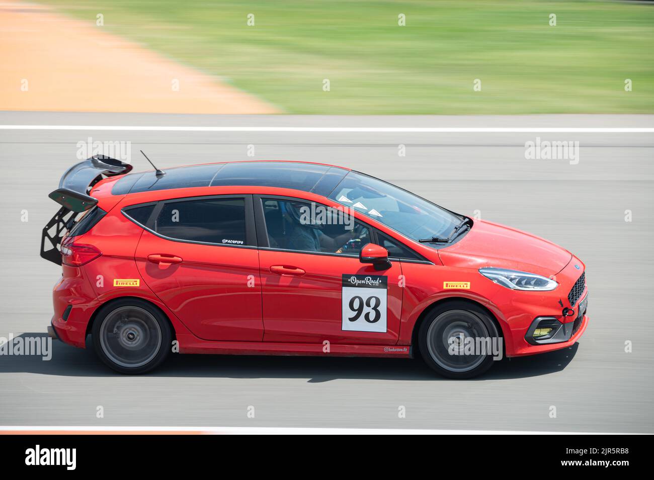 Una Ford Fiesta di quinta generazione rossa che corre su una pista da competizione Foto Stock