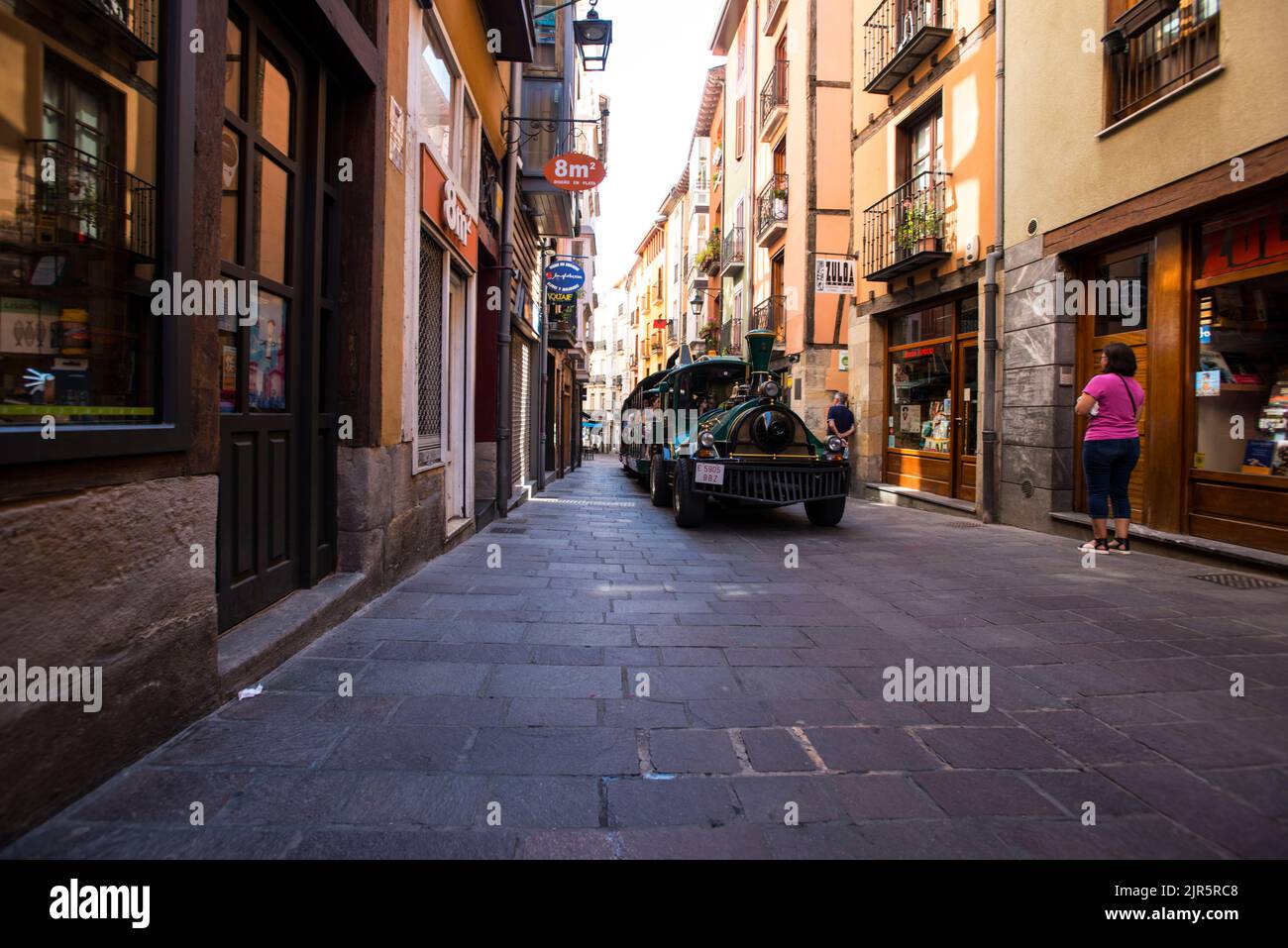 Treno turistico con turisti nel Centro storico di Vitoria Foto Stock